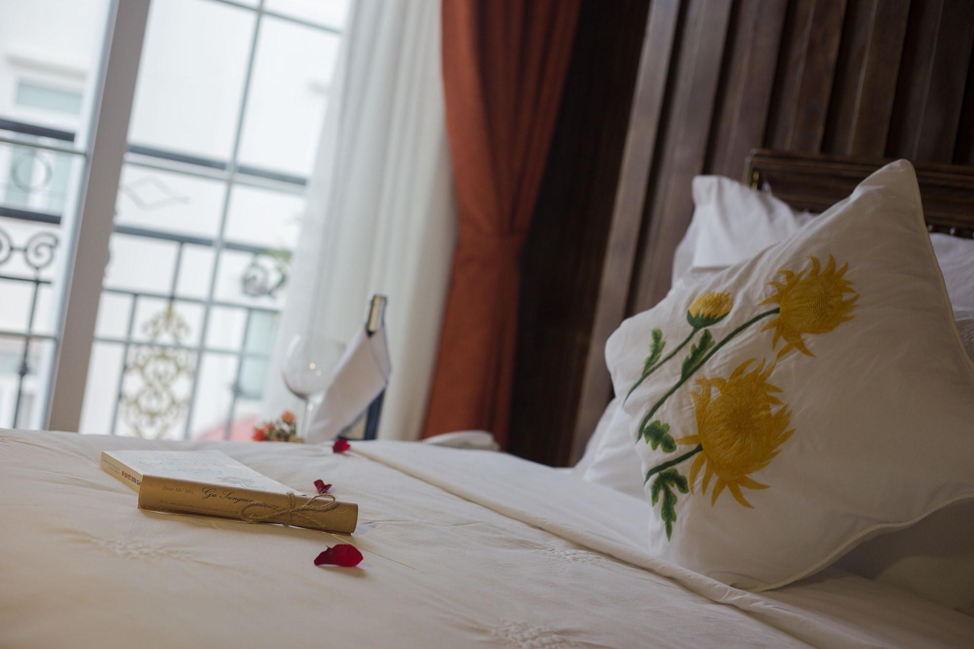 Noble & Swan Boutique Hotel Hanoi Bagian luar foto