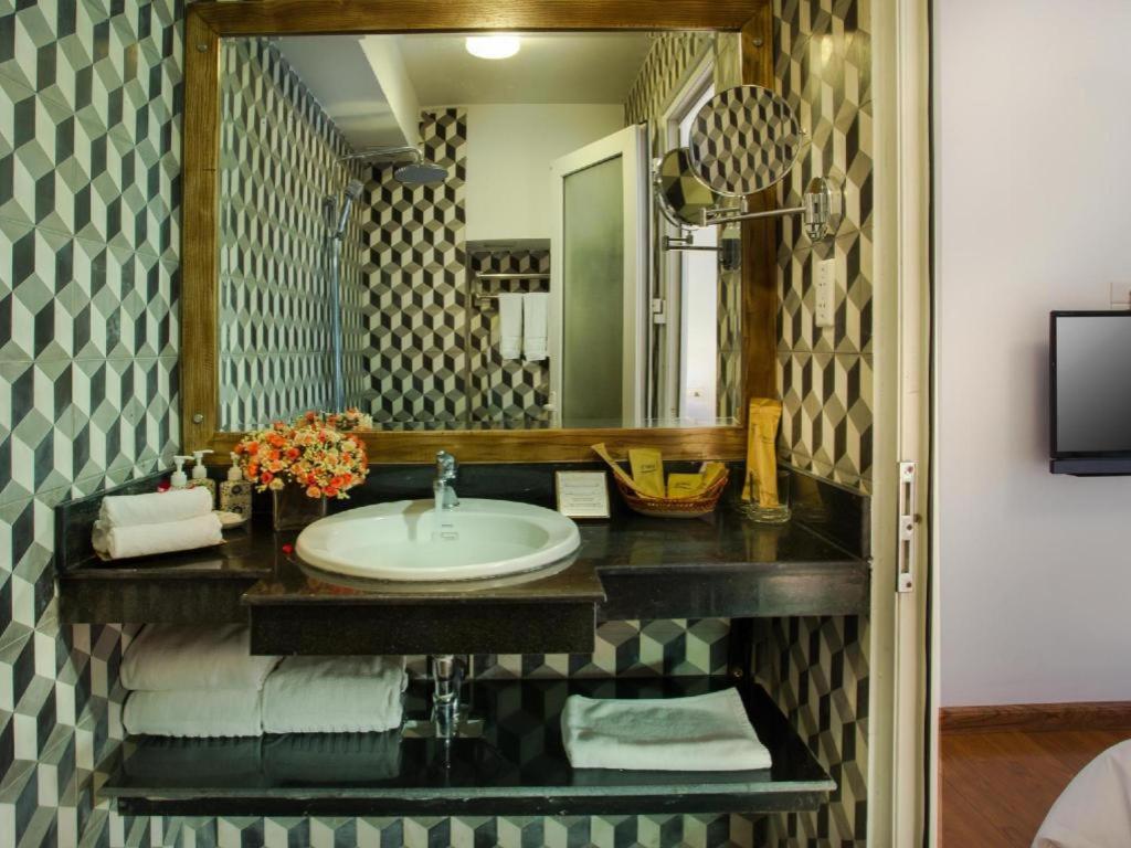 Noble & Swan Boutique Hotel Hanoi Bagian luar foto